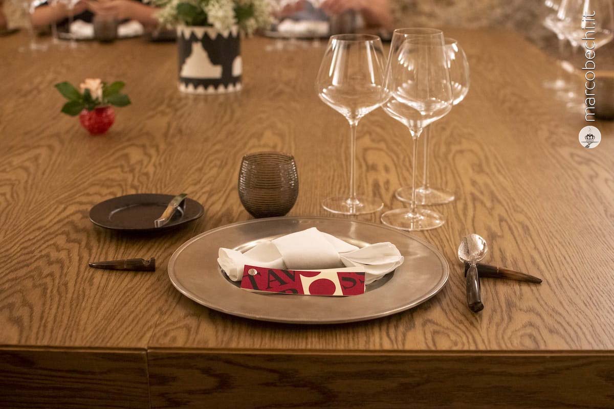 L'apparecchiatura de La Tavola Rossa e il pantone con il menù