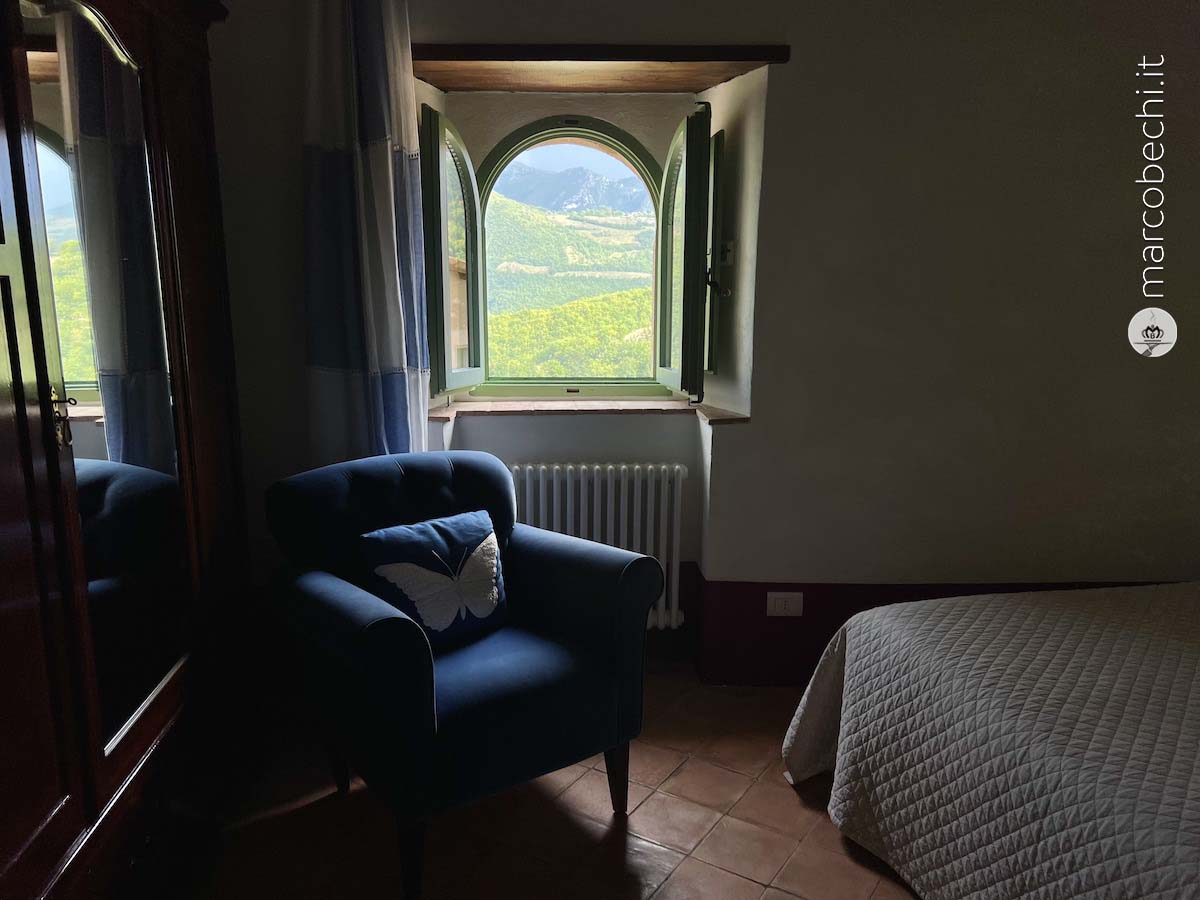 Il Castello di Postignano e la Tavola Rossa di Vincenzo Guarino