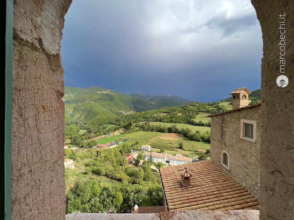 #nivoslider-2lKOj-29399-caption-7 Il panorama da una finestra