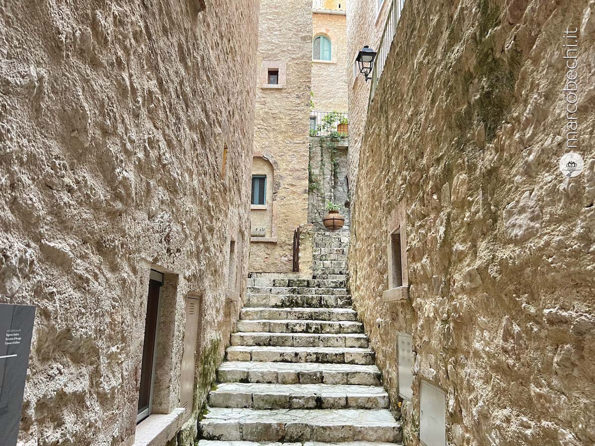 Le viuzze del Castello di Postignano