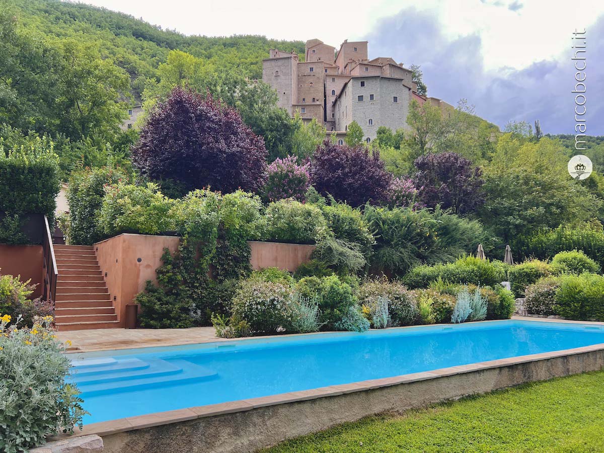 Il Castello di Postignano visto dalla piscina