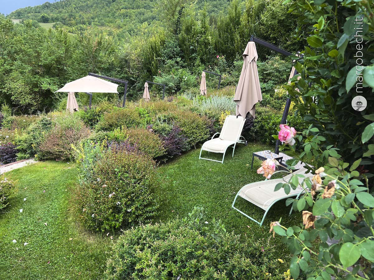 Le aree relax intorno alla piscina con tanta privacy