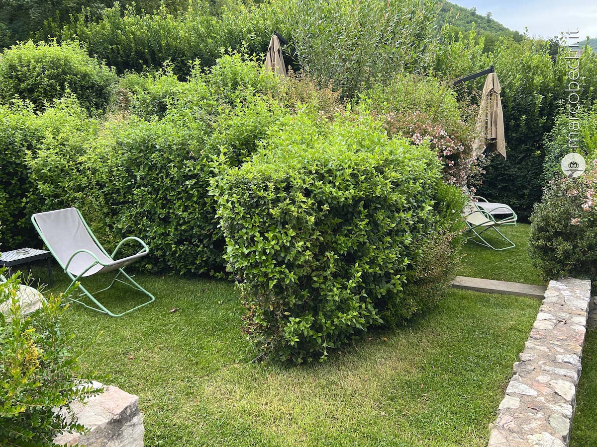 #nivoslider-2lKOj-29399-caption-4 L'area relax vicino alla piscina