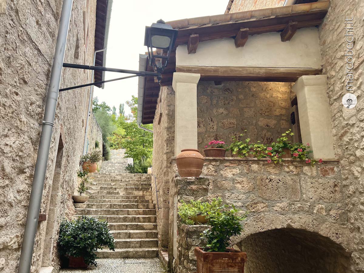 Il Castello di Postignano e la Tavola Rossa di Vincenzo Guarino