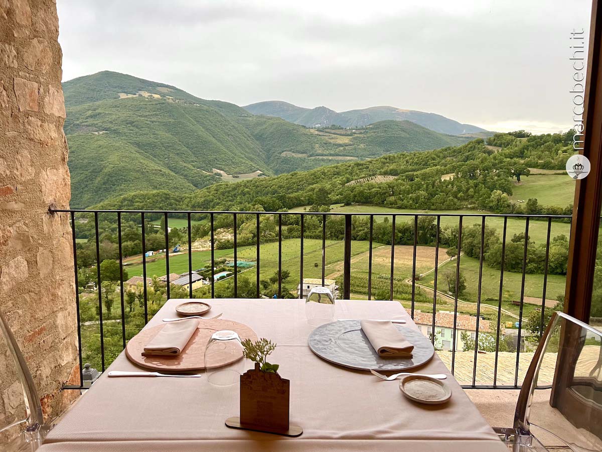 Il Castello di Postignano e la Tavola Rossa di Vincenzo Guarino