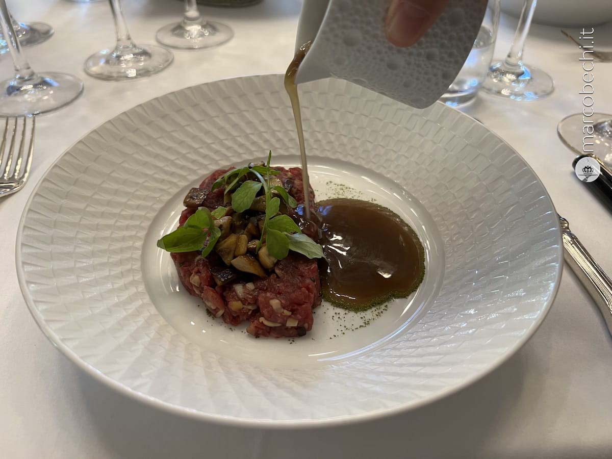 Tartare di carne chianina selezione Fracassi, funghi e crescione.