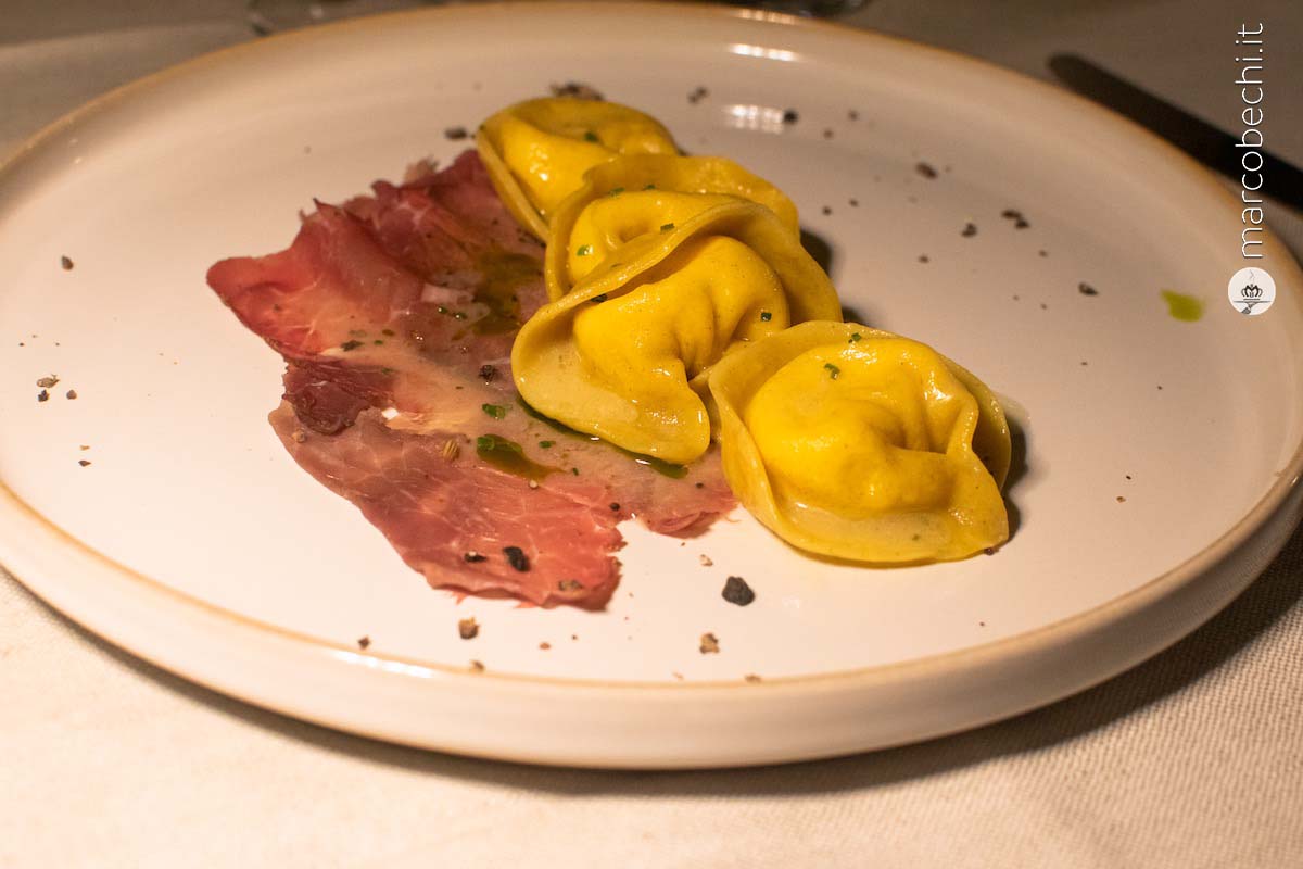 Tortelli di ricotta ed erba cipollina, carpaccio di manzo marinalo e grani di pepe di Kampot