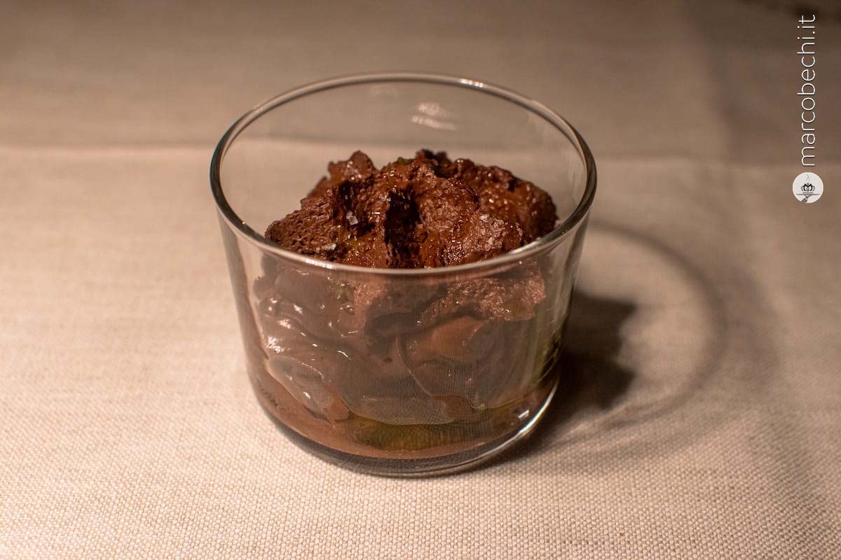 Mousse di cioccolato fondente con olio alla menta e cristalli di sale