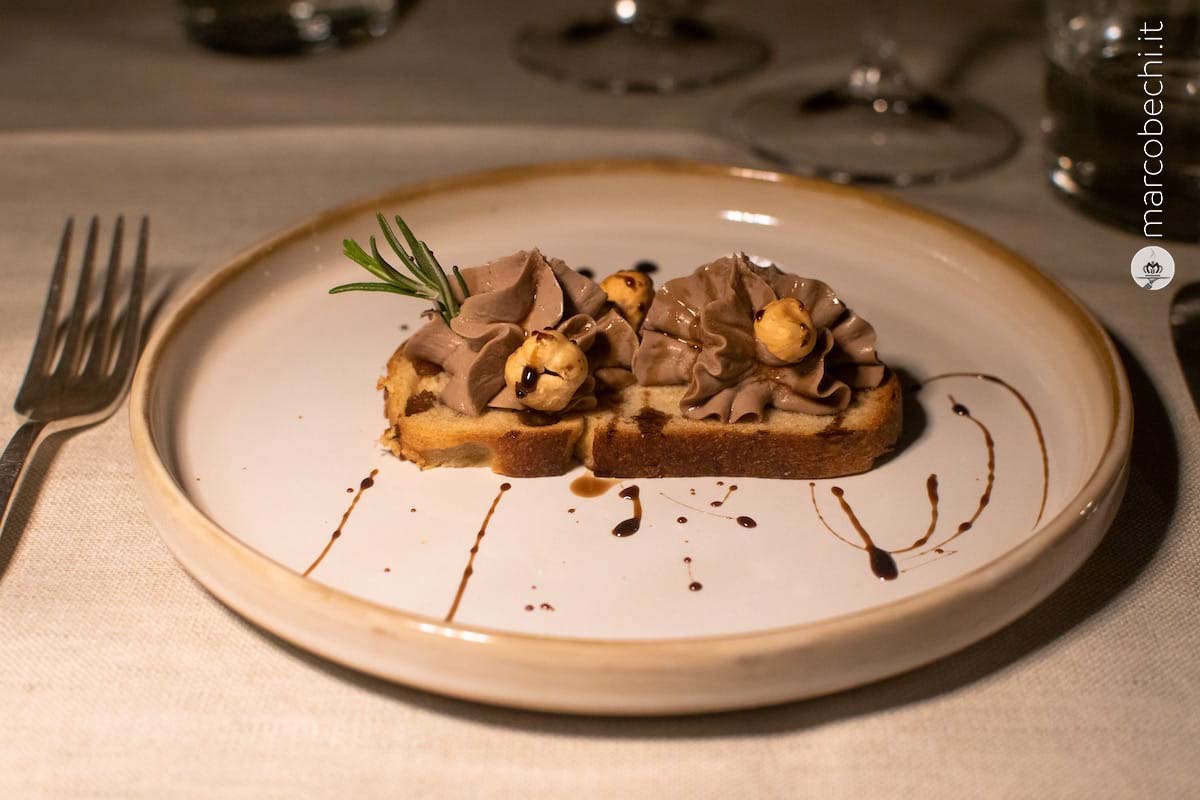 Paté di fegatini con pan di ramerino, nocciole tostate e aceto di mele 20 anni
