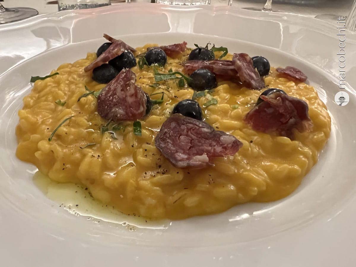 Risotto con zucca gialla, uva rossa e salame di selvaggina