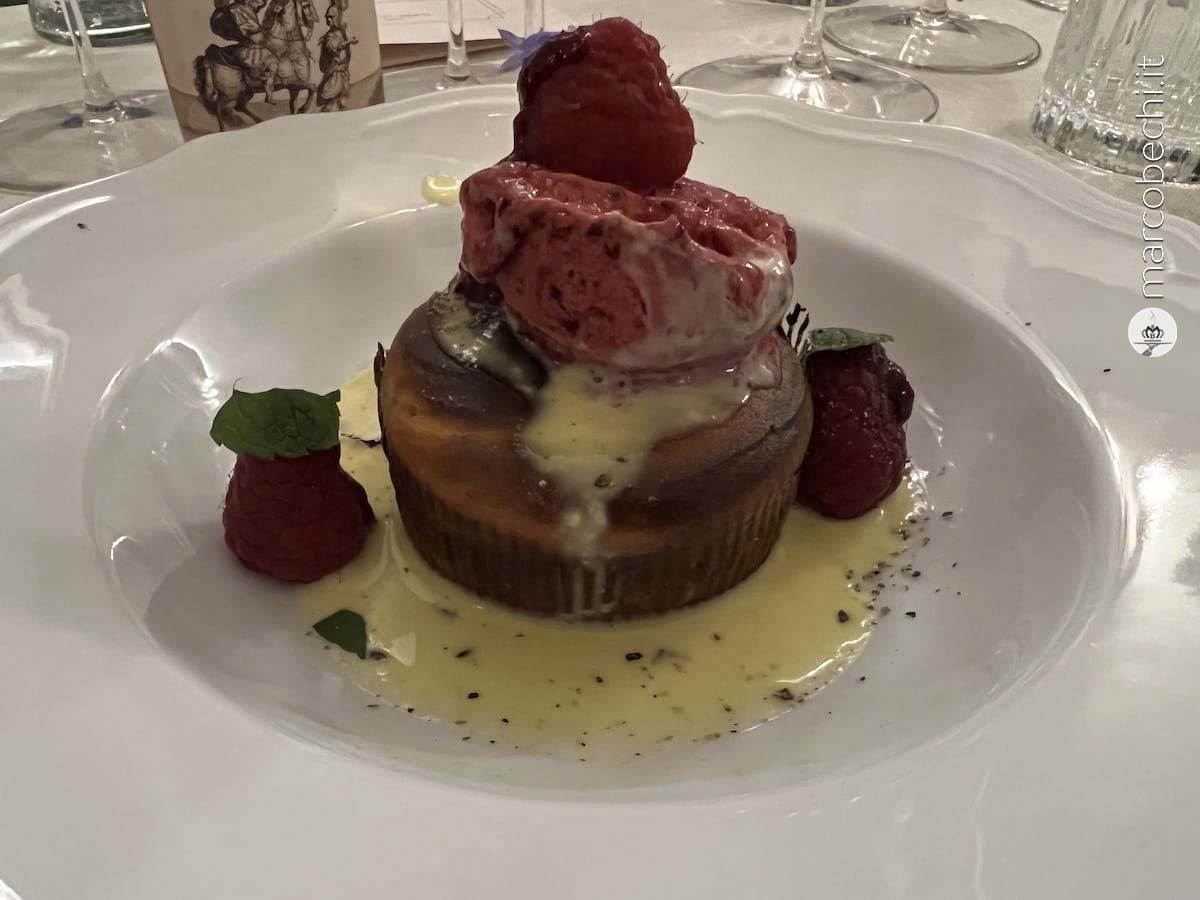 Tortino caldo al cioccolato bianco, lampone e pepe.