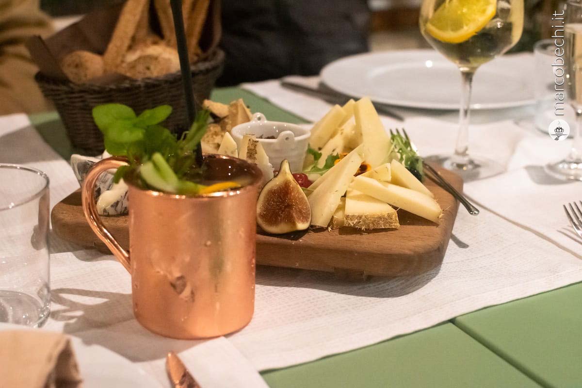 Aperitivo e tagliere di formaggi