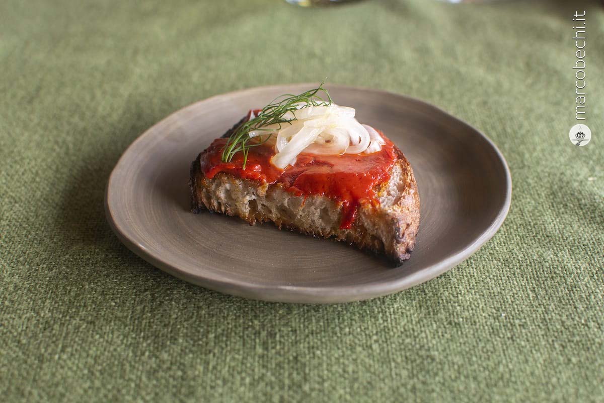 Il crostone con la crema di peperoni e cipolline