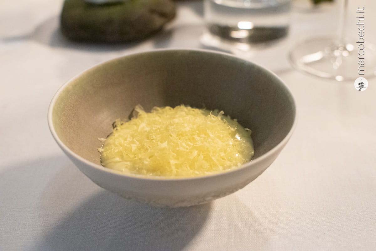 Uovo del Borgo con insalatina povera di patate, cipollotto e zafferano con salsa olandese e bottarga di gallina