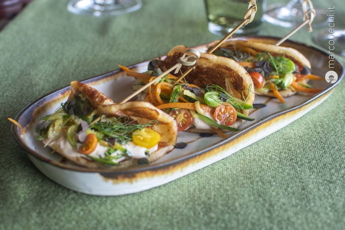 Il piatto vegetariano del giorno con le verdure fermentate