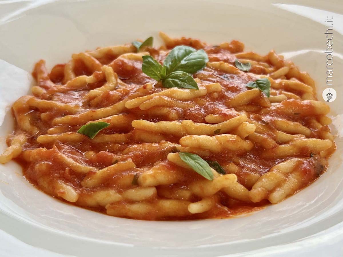 La deliziosa pasta fresca al pomodoro servita a pranzo