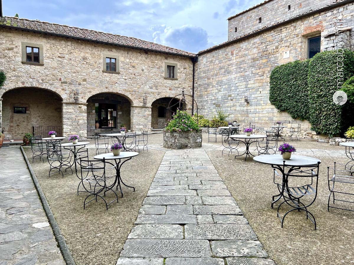 Il cortile interno del castello di Spaltenna dove viene servita la cena in estate