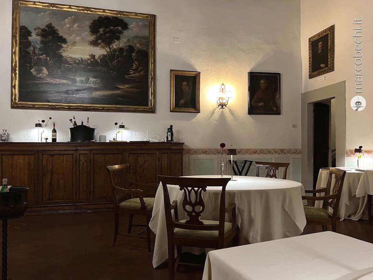 L'austera sala de Il Pievano al castello di Spaltenna