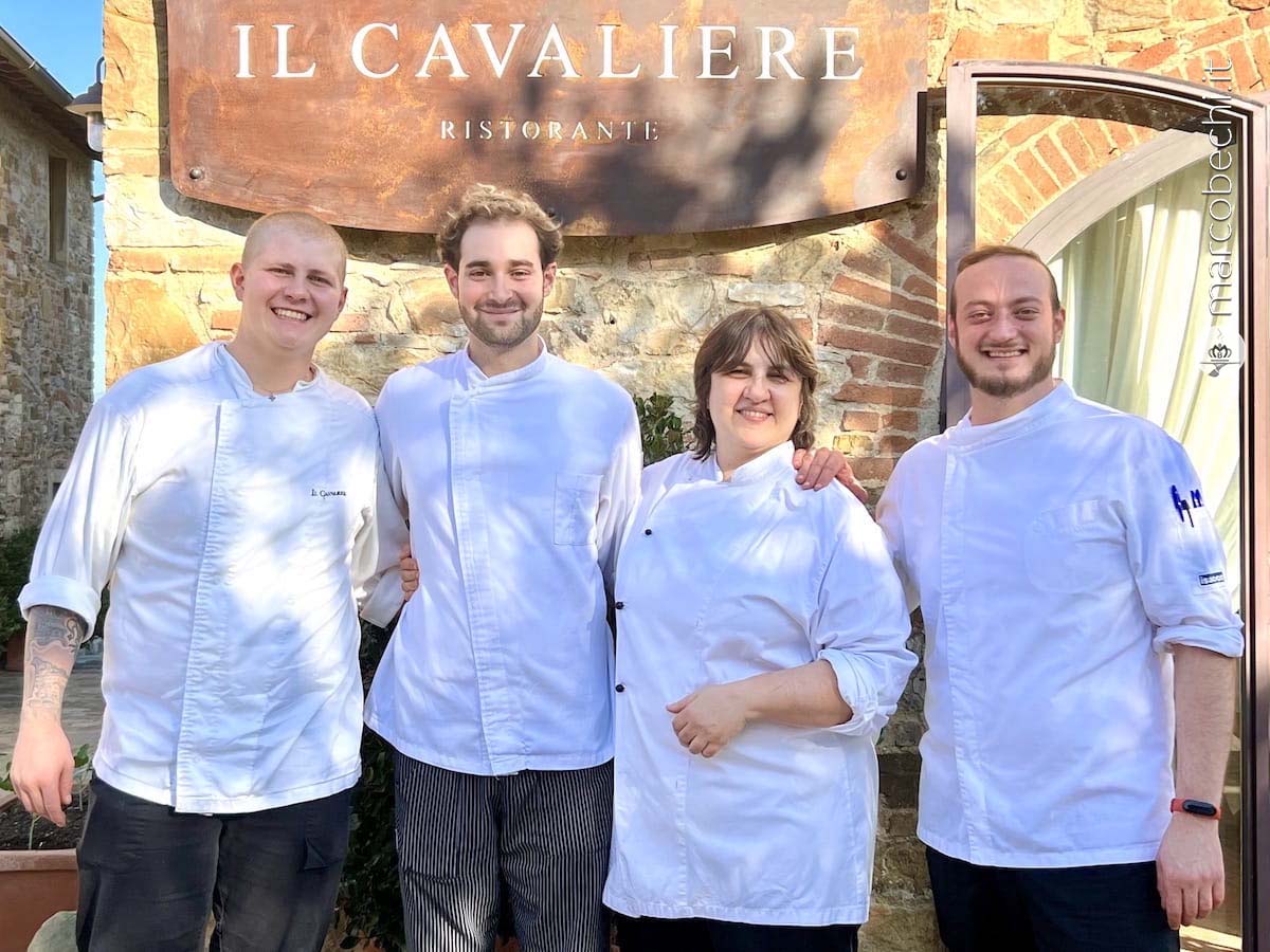 Lo chef, la pasticcera e lo staff di cucina