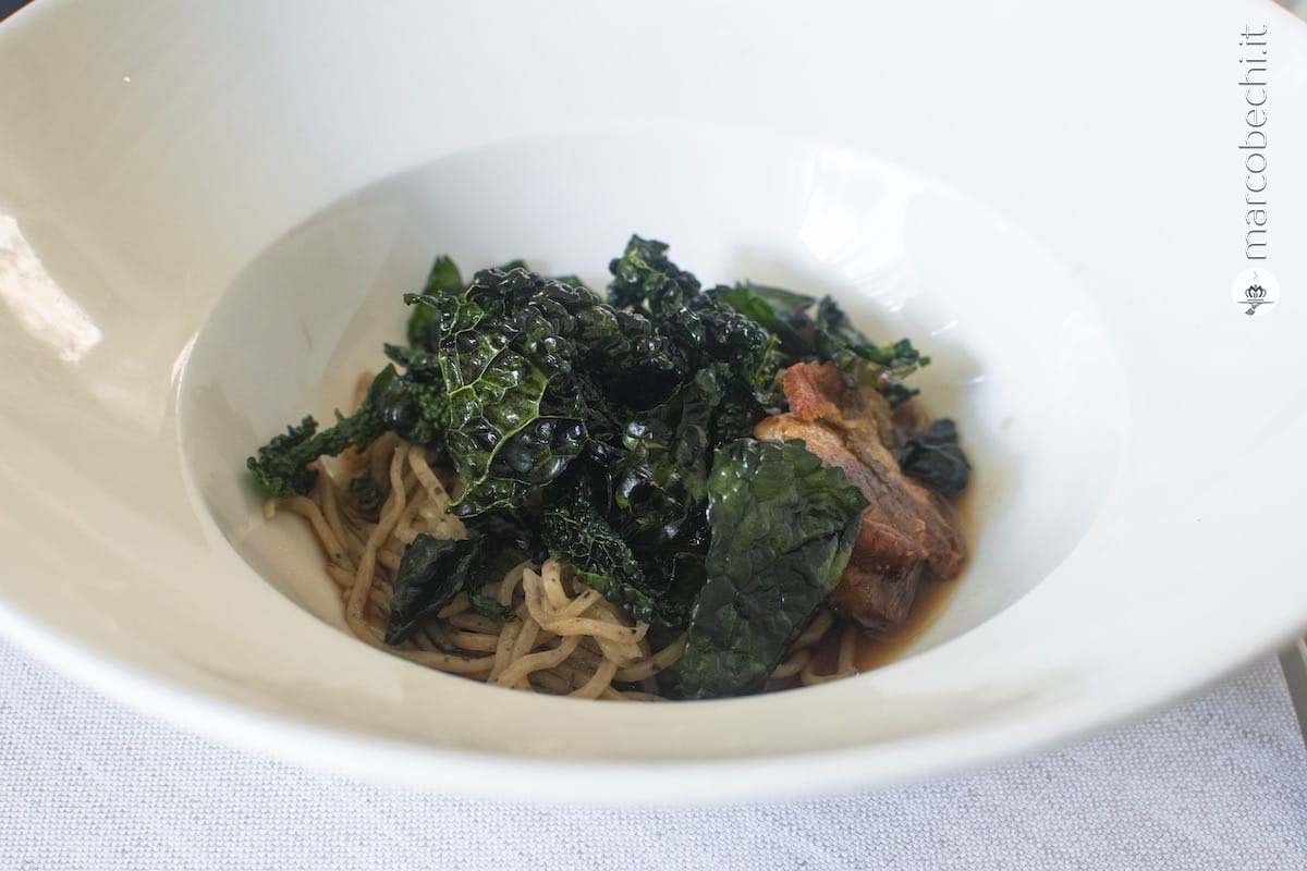 Ramen in Chianti – Tagliolino di Grano Saraceno, Brodo di Funghi, Pancia di Maiale e Cavolo Nero Fritto