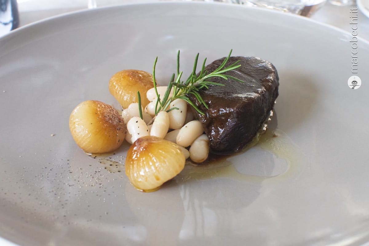 Guancia Brasata ai Tre Pepi, Cipolline Borrettane e Fagioli Cannellini