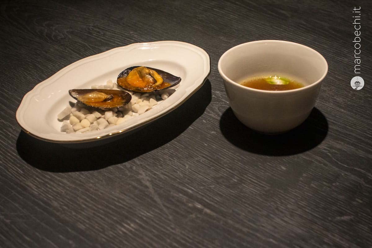 Brodo di parmigiano e pane con cozze con caciocavallo e burro piccante