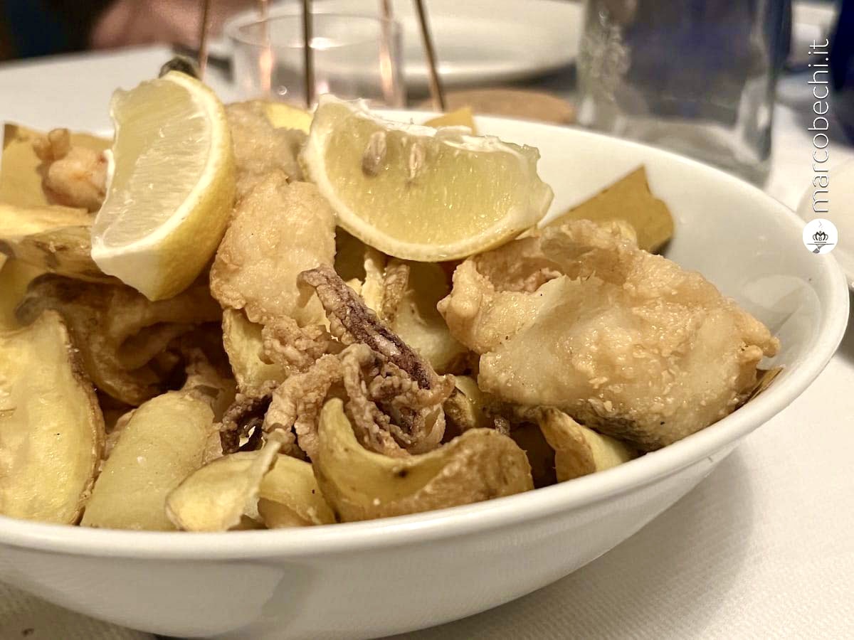 Gran fritto di calamari, gamberi, baccalà e chips di patate