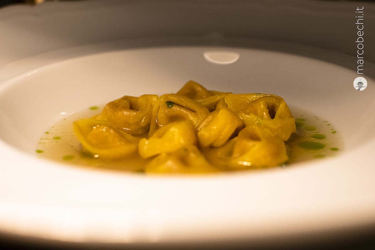 Tortellini ripieni di capaccia, brodo di cappone, alloro