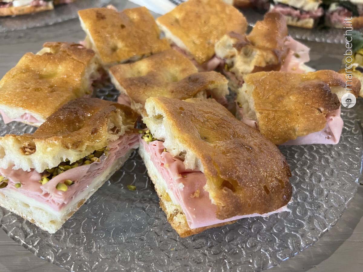 La schiacciata con la Mortadella di Bologna e i pistacchi