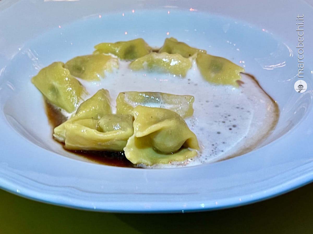 i Ravioli del Plin, cioccolato Venezuela Fondente 72%, con nocciola, fondo bruno e parmigiano.