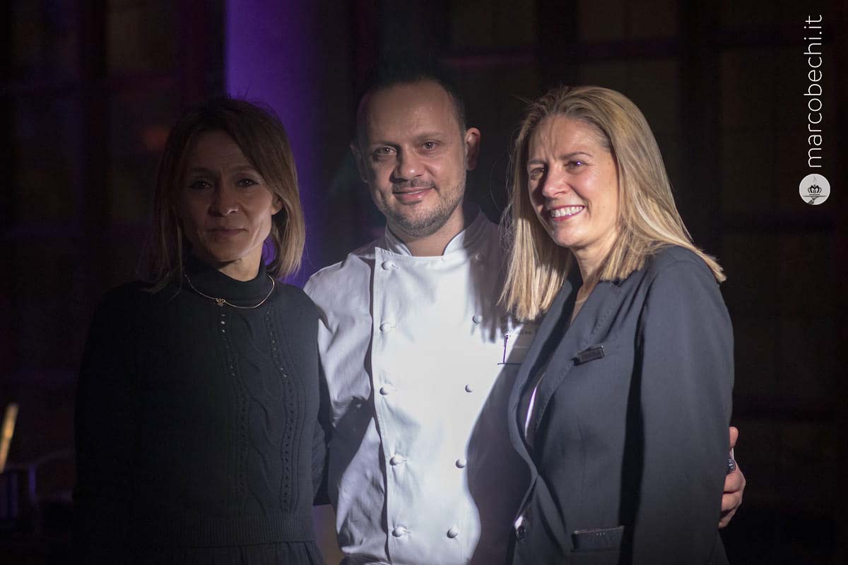Lo chef Gentian Shei con personale del St Regis