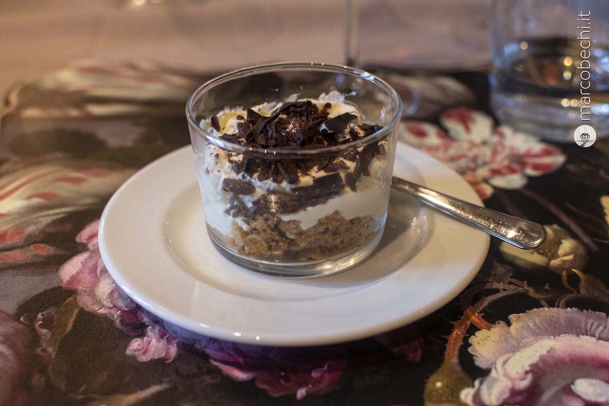 Mousse al mascarpone, vinsanto e crumble di cantucci al fondente