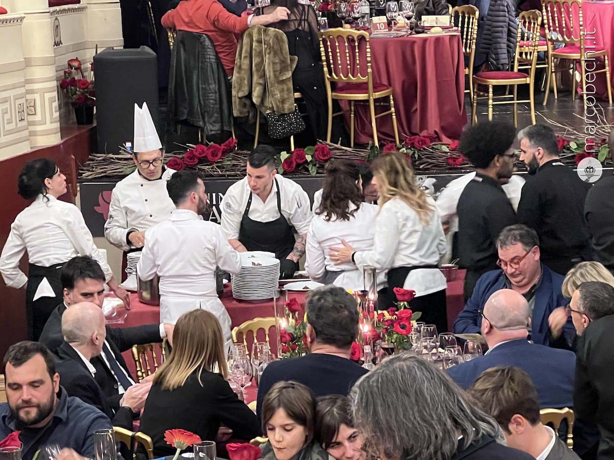 A vista gli chef preparavano le loro portate per il godimento generale