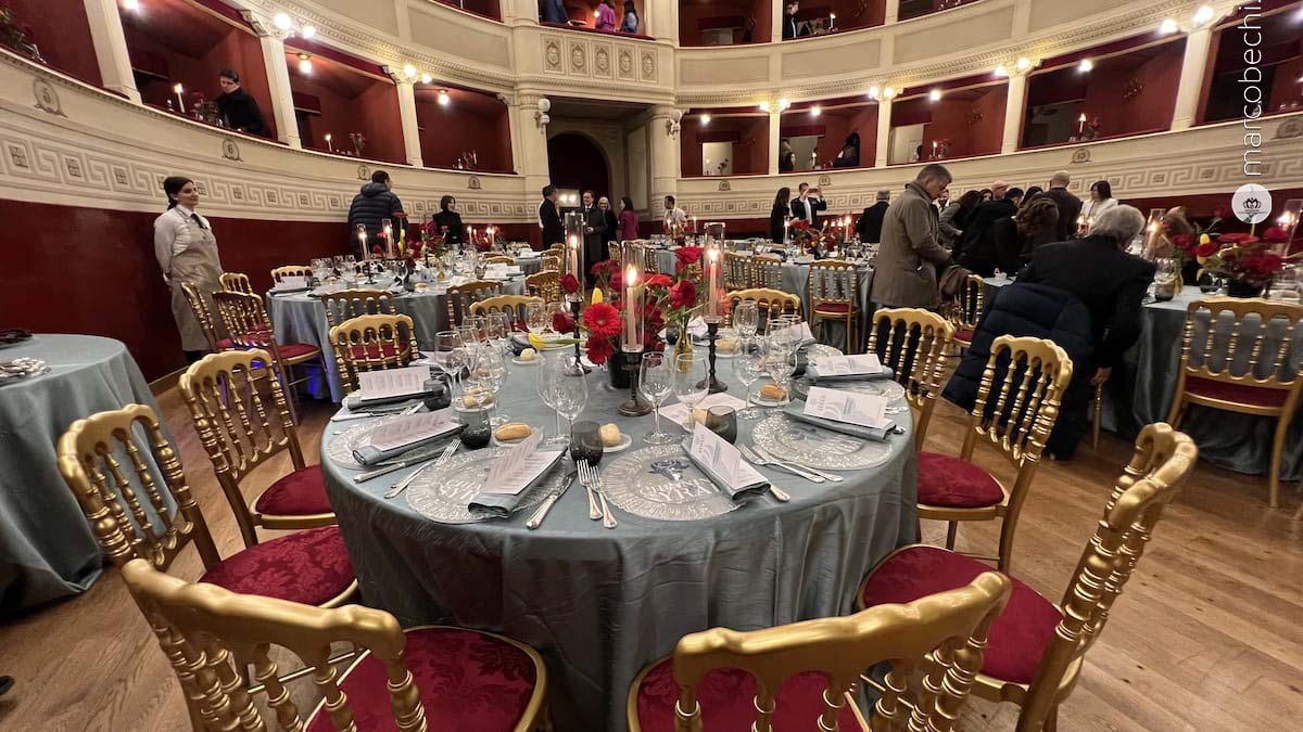 Una apparecchiatura fastosa al Teatro Signorelli