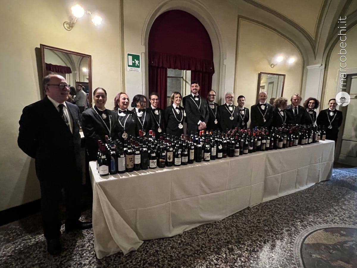 Lo stuolo di Sommelier che hanno effettuato il servizio al Teatro Signorelli