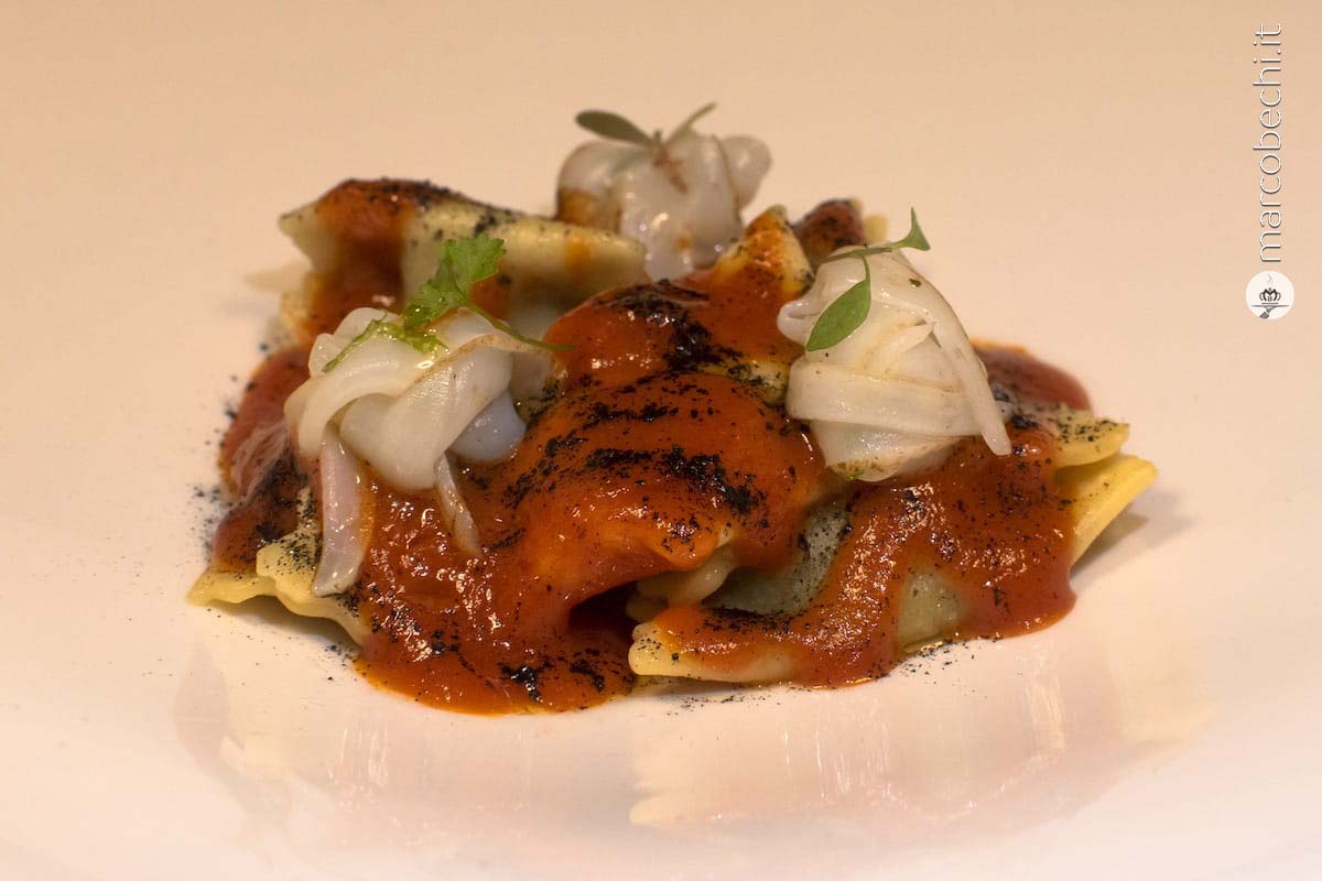 Raviolo del Plin ripieno con ricotta al nero di seppia, pomodoro San Marzano e tagliatella di seppia