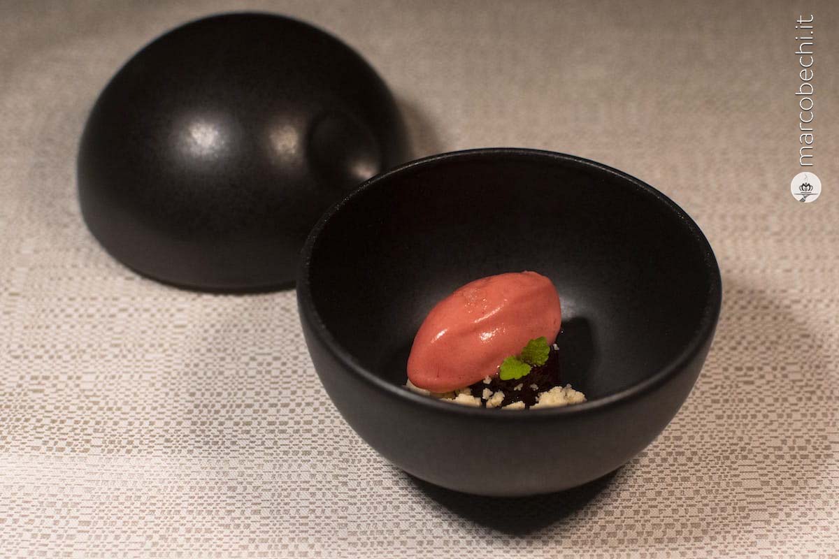 Stufato di rapa rossa, crumble bianco al cioccolato, sorbetto salato ai lamponi e sale Maldon