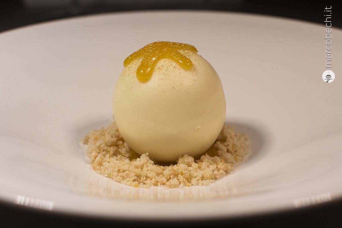 Mousse di camomilla con cuore morbido di miele di Ailanto e fragole al limone