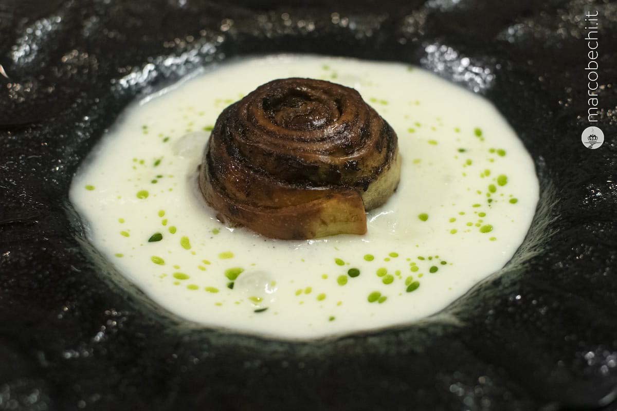 Roll di fegatino, fondente di patata, clorofilla di spinacio, mela al vin santo e rosmarino