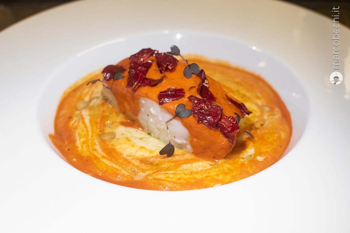 Baccalà, crema di cecio di Bolgheri, salsa di peperone piquillo, topinambur e peperone crusco