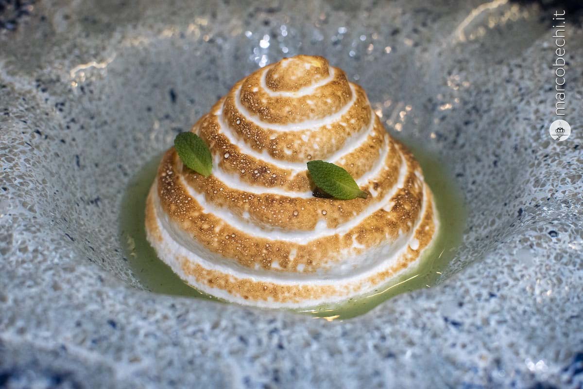 Come una Tarte au Citron, Meringa all'italiana, curd al limone, acqua di menta e gel di bucce di limone bruciate.