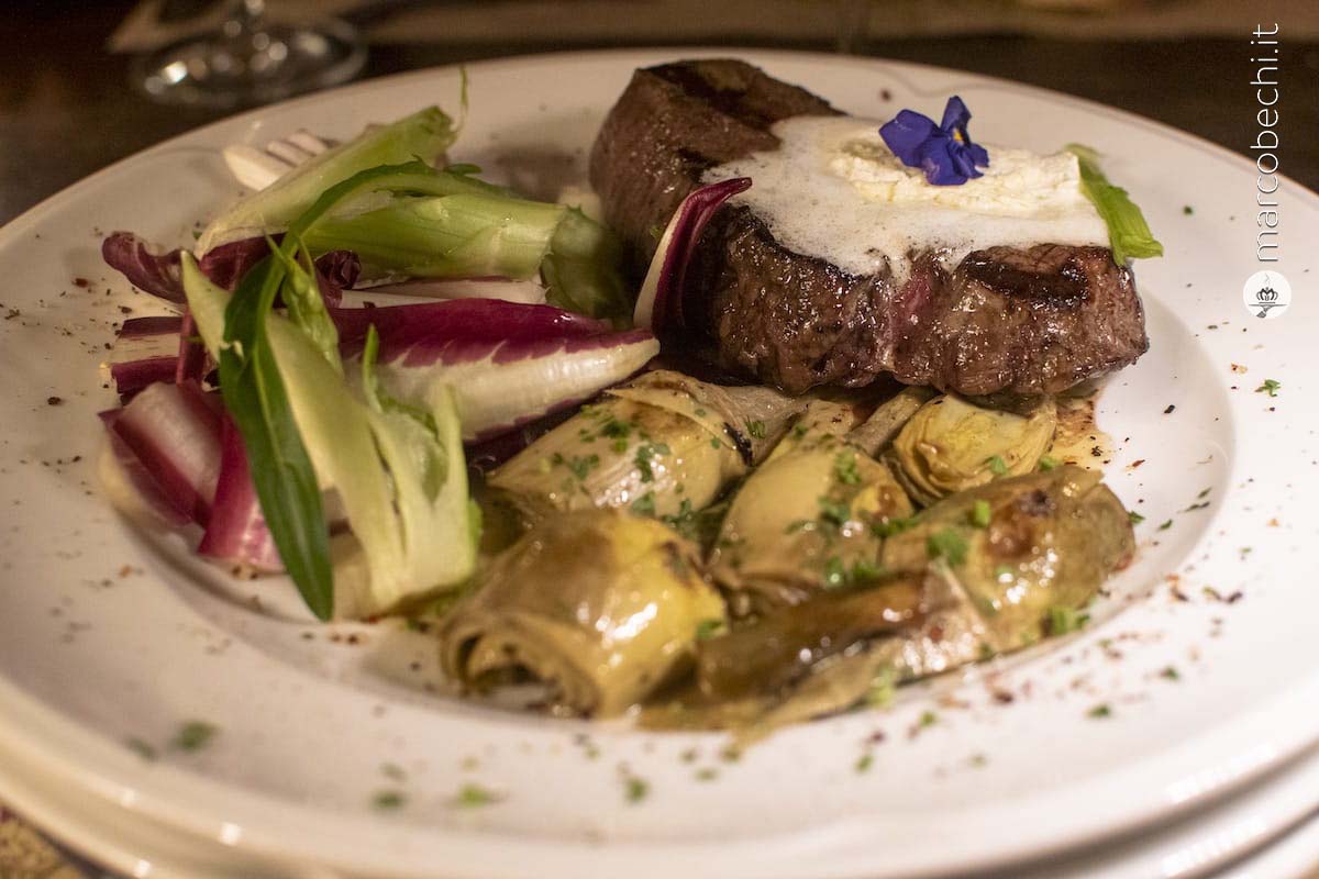 Medaglione di manzo con burro montato ai fiori d'arancio e carciofi saltati