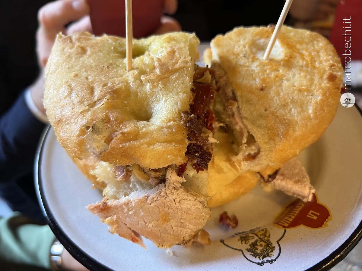 La schiacciata con la porchetta in diverse versioni