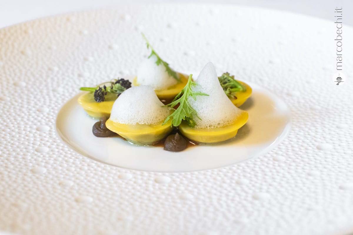 Bottoni ripieni di broccolo, limone alla brace candito, miso di lenticchie e camomilla