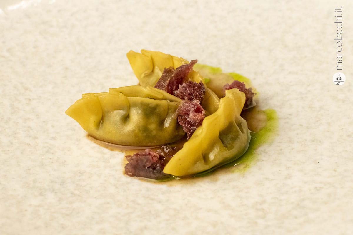 Ravioli, cicoria, salsiccia e barbabietola