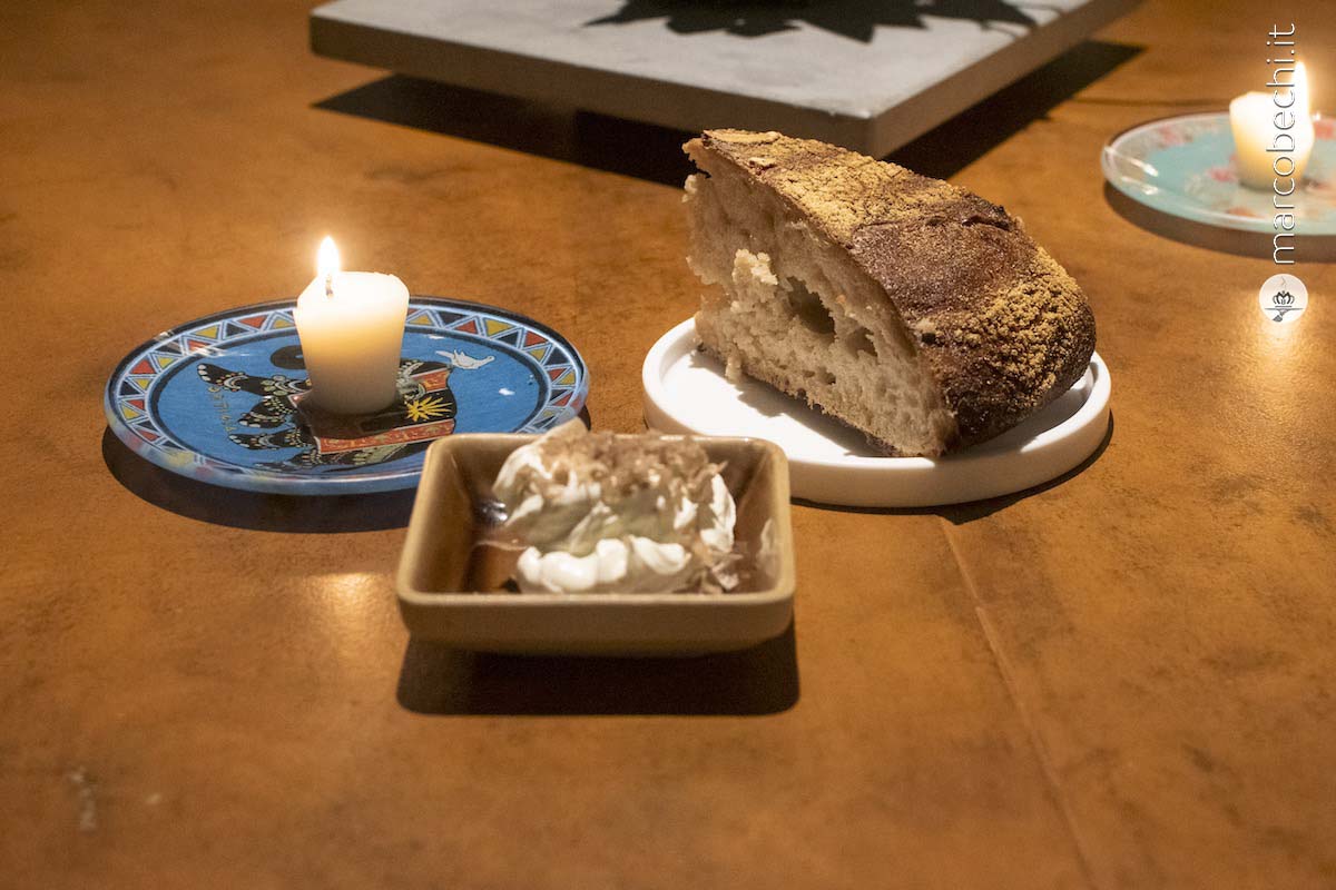 Il pane, il burro e il lardo in forma di candela da mangiare col pane