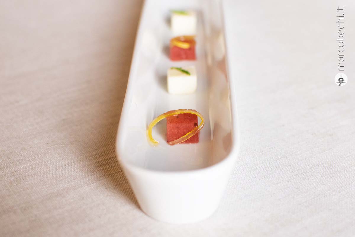 Formaggio di crosta fiorita all'achillea e gelatina di fragole con limone candito