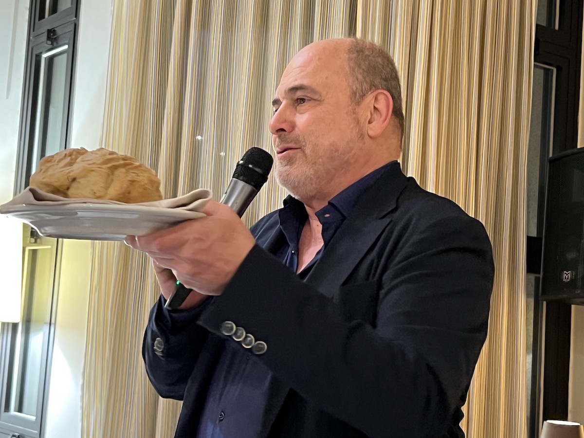 Davide Taddei con il pane di Caldana