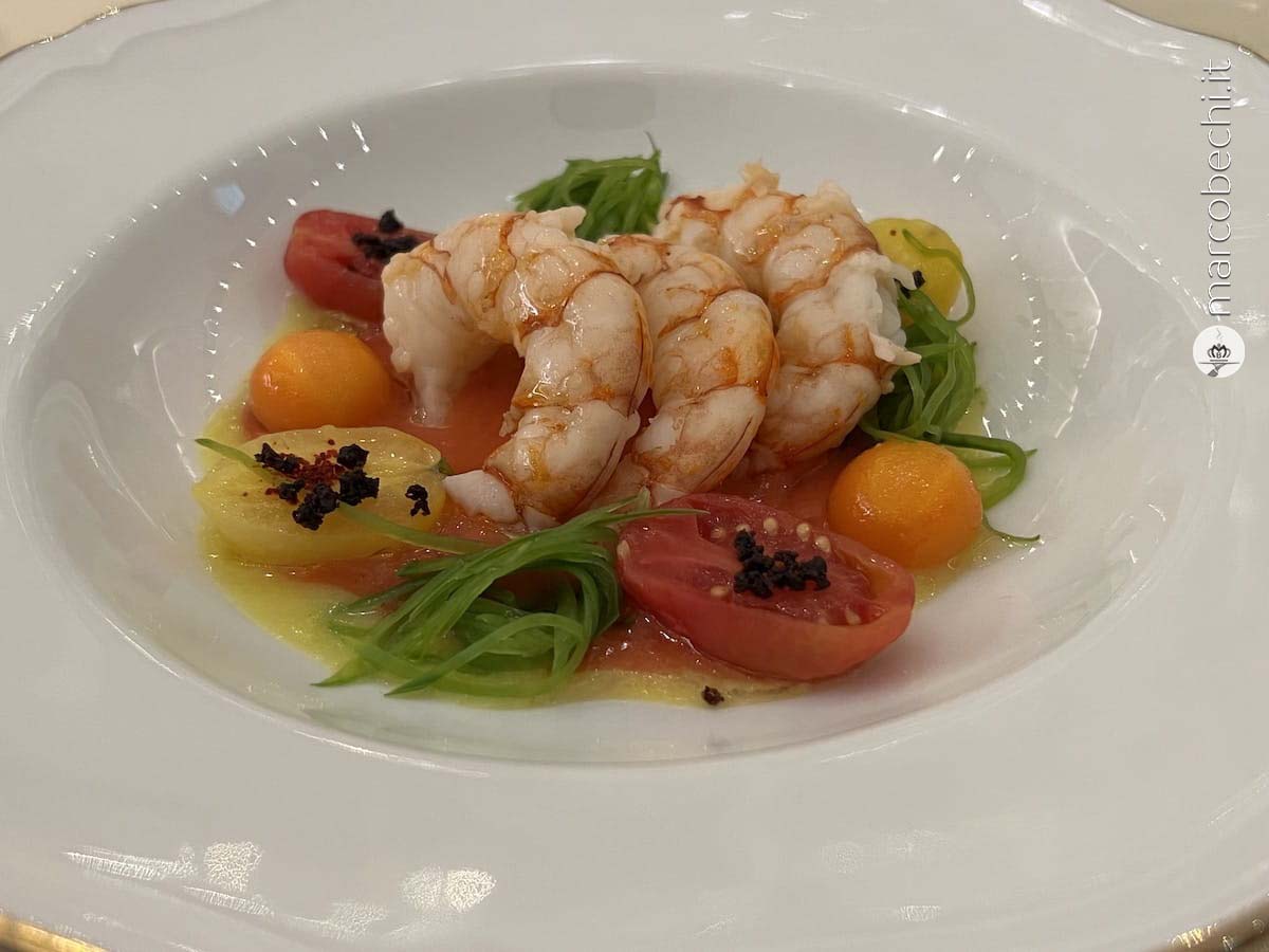 Gamberi al vapore con crema di pomodori e verdure croccanti