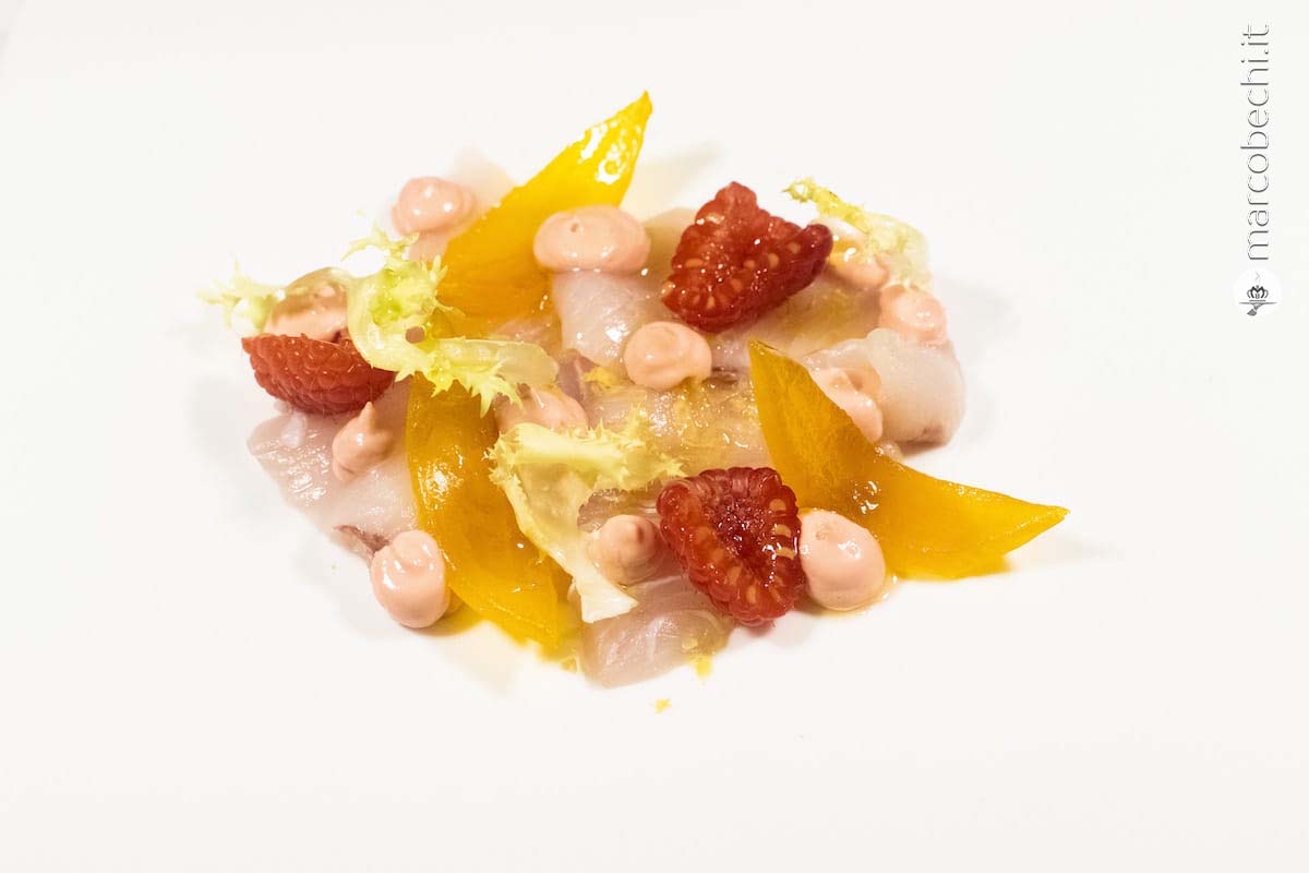 Carpaccio di ricciola, cipolla marinata allo zafferano e lamponi 